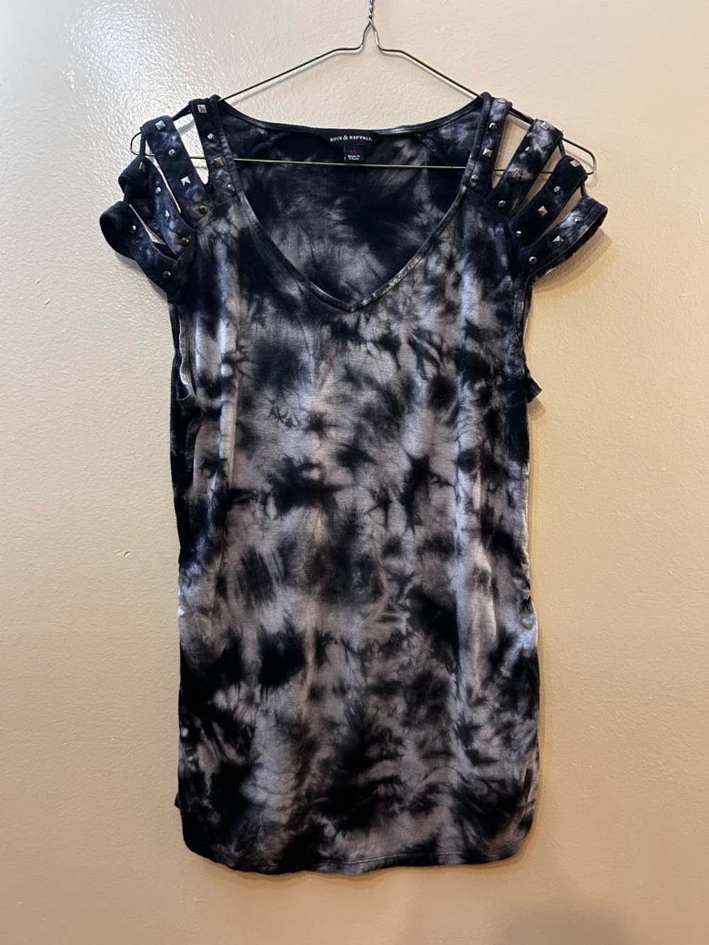 Rock & Republic Black and Gray Tie-Dye Cold-Shoulder Tee